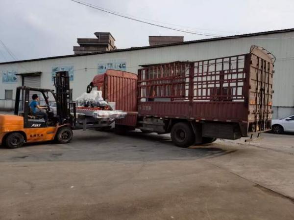 發(fā)往云南曲靖市-1800型數(shù)控三刀切割機(jī)一臺(tái)